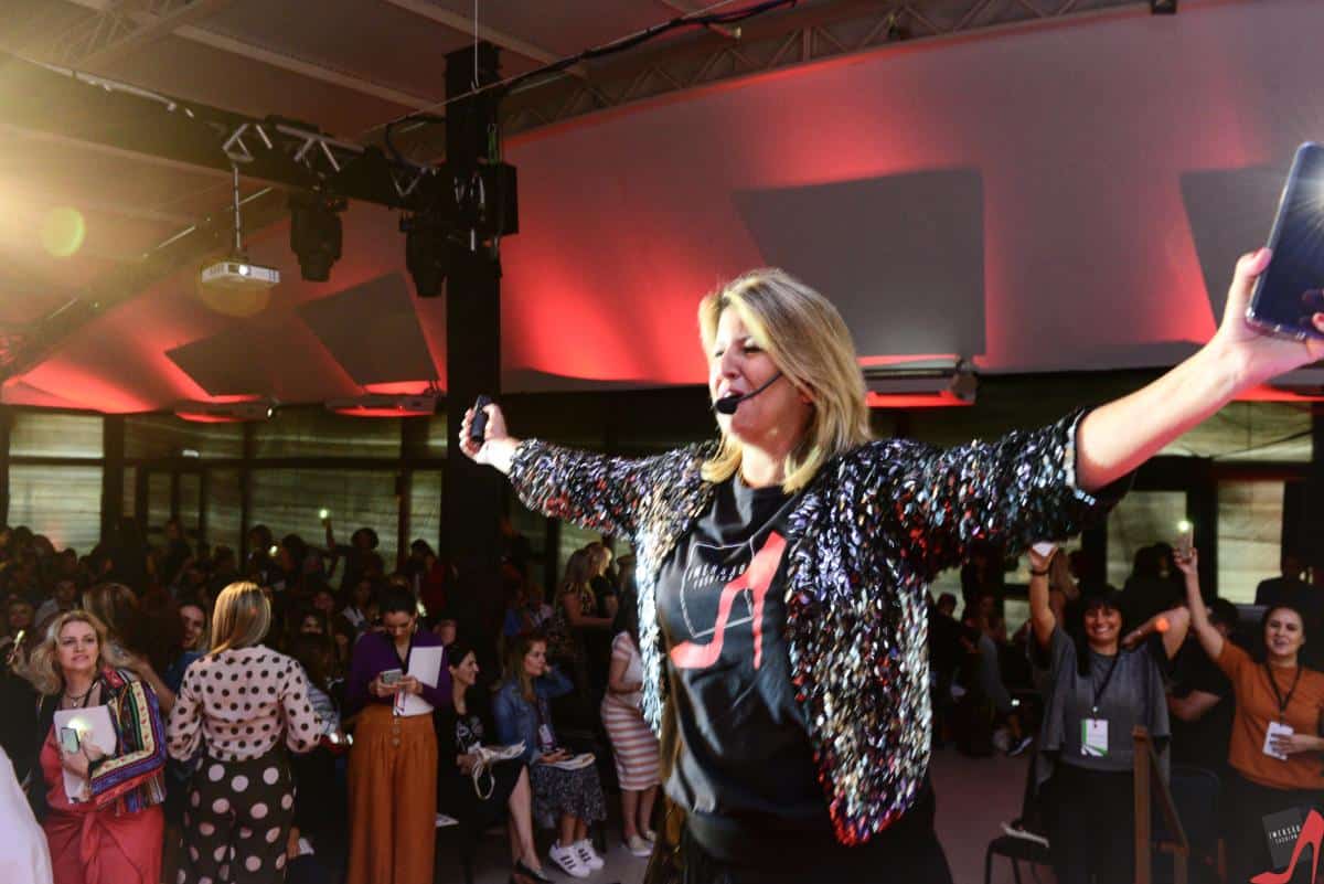 Dany Padilla palestrando sobre temas corporativos