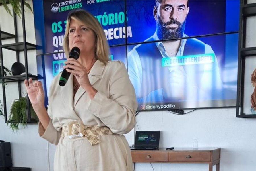 Dany Padilla em palestra corporativa sobre posicionamento executivo